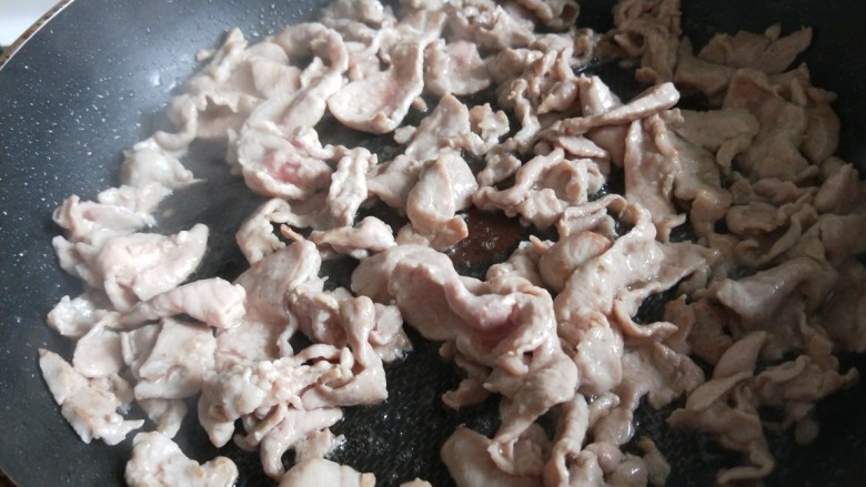 新文美食 葱爆猪肉片,把肉片滑开变色关火。