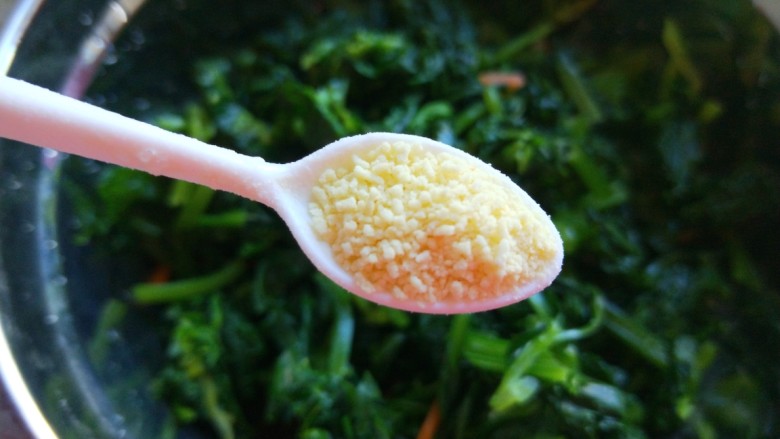 新文美食 麻油凉拌芹菜叶,倒入盆中加入胡萝卜丝,<a style='color:red;display:inline-block;' href='/shicai/ 756'>鸡精</a>。