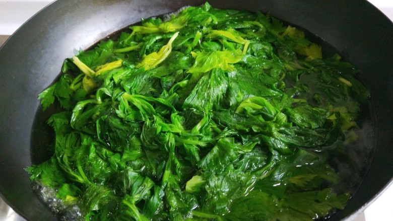 新文美食 麻油凉拌芹菜叶,芹菜捞出来放入冷水过凉。