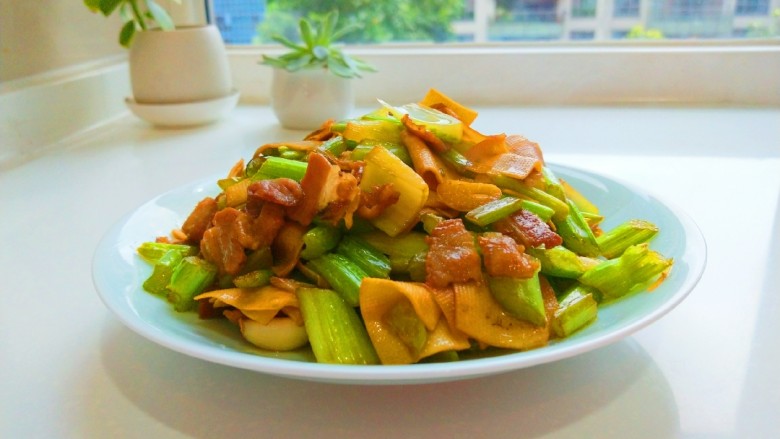 新文美食  五花肉西芹炒豆皮