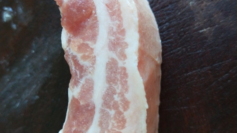 新文美食 五花肉西芹炒豆皮,肥瘦<a style='color:red;display:inline-block;' href='/shicai/ 428'>五花肉</a>提前拿出解冻20分钟去皮切片才能切的更薄。