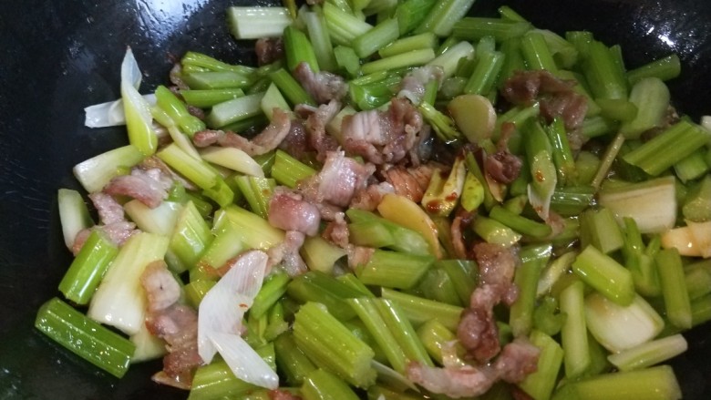 新文美食 五花肉西芹炒豆皮,倒入锅中煸炒均匀。