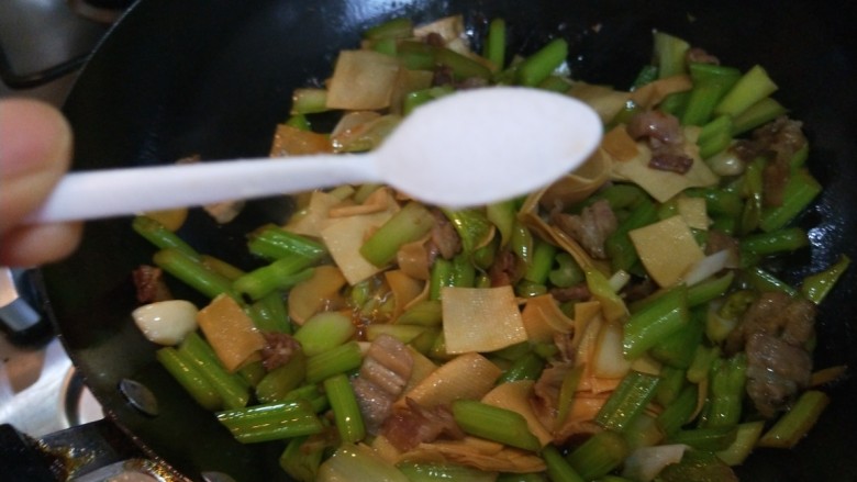 新文美食 五花肉西芹炒豆皮,加入适量盐,<a style='color:red;display:inline-block;' href='/shicai/ 756'>鸡精</a>翻炒均匀即可。