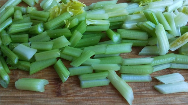 新文美食 五花肉西芹炒豆皮,<a style='color:red;display:inline-block;' href='/shicai/ 143'>西芹</a>切成段。