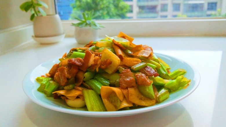 新文美食 五花肉西芹炒豆皮,成品图