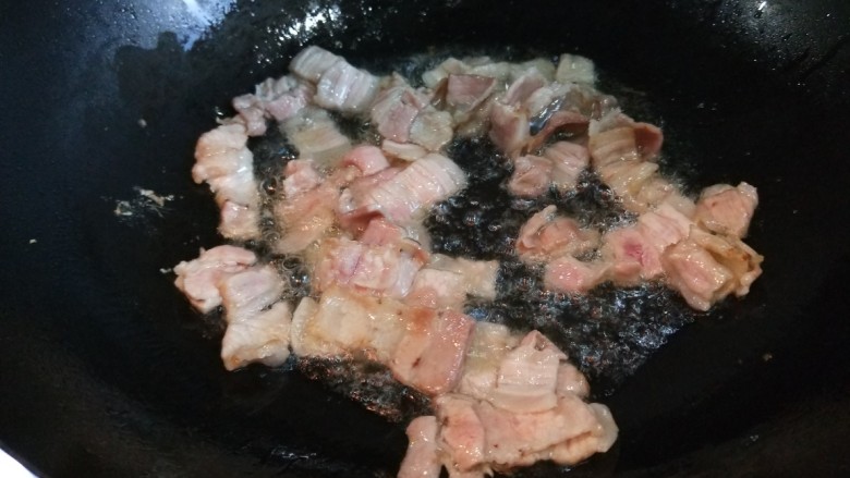新文美食 五花肉西芹炒豆皮,开火烧热倒入适量油,在倒入五花肉炒均匀。