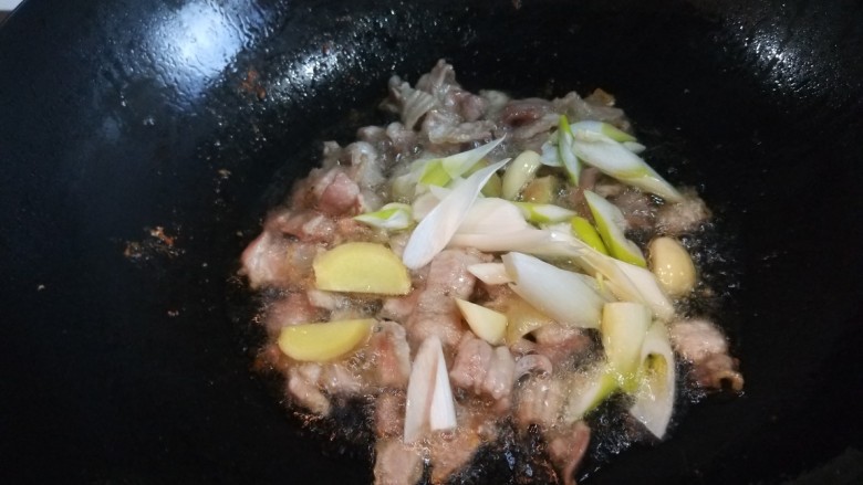 新文美食 五花肉西芹炒豆皮,等五花肉煸炒出油,放入葱姜蒜炒香。