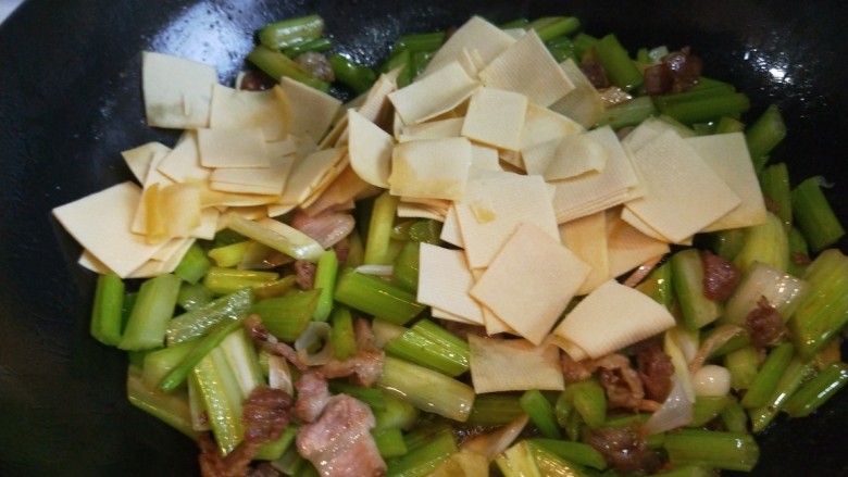 新文美食 五花肉西芹炒豆皮,倒入豆皮。