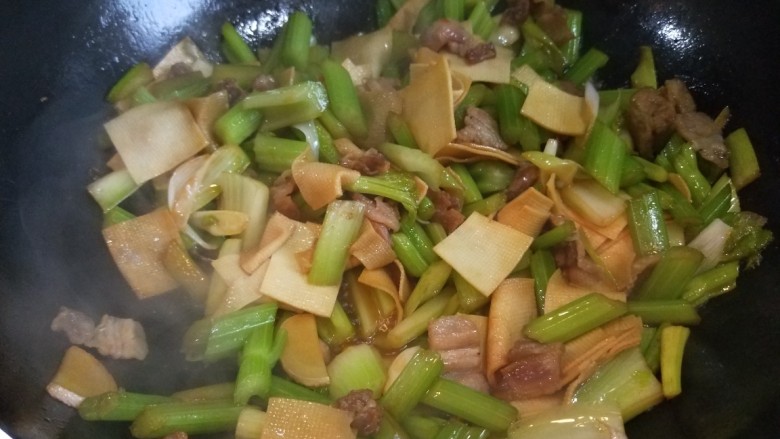 新文美食 五花肉西芹炒豆皮,翻炒均匀。
