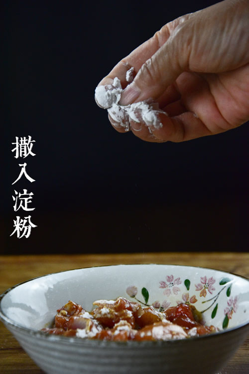 干煸兔丁,撒入少许淀粉抓匀;