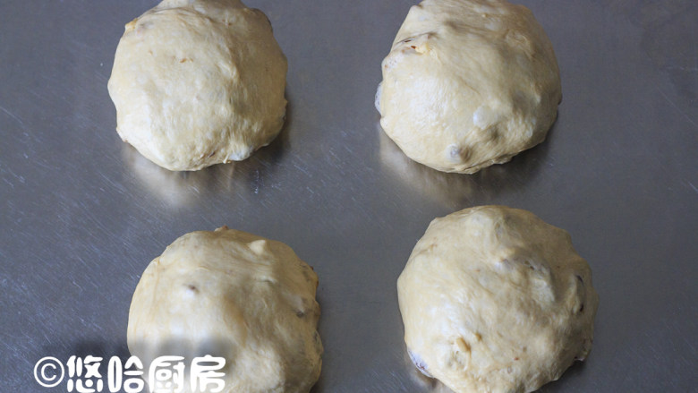 咖啡核桃吐司,取出发酵到位的面团,分割成等量的4份,大致揉圆,盖保鲜膜醒发20分钟。