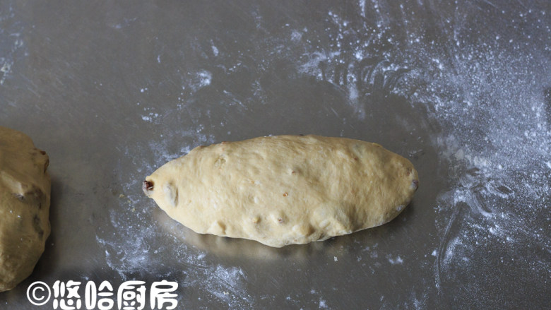 咖啡核桃吐司,醒发后的面团擀开成椭圆形,自上而下卷起成橄榄形,捏紧收口,依次做好全部面团。