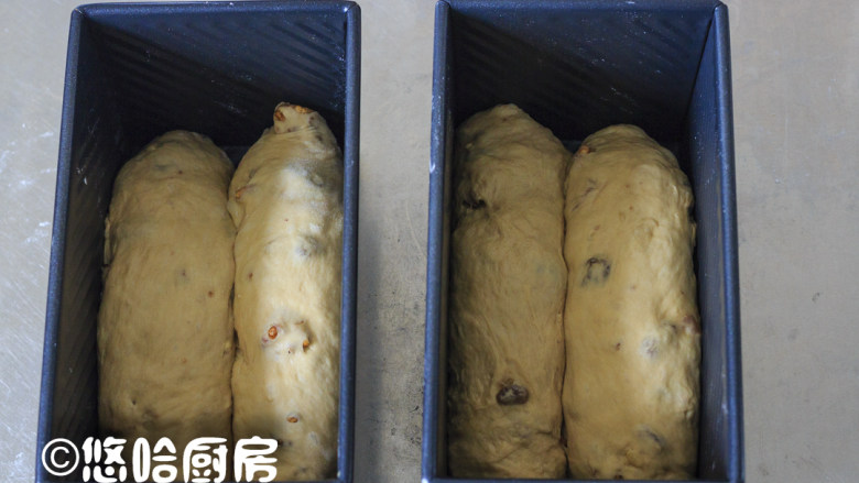 咖啡核桃吐司,面团2个一组摆放在吐司模具中,小编没有发酵箱,直接将模具放入烤箱中,里面放一碗热水,面团进行二次发酵。