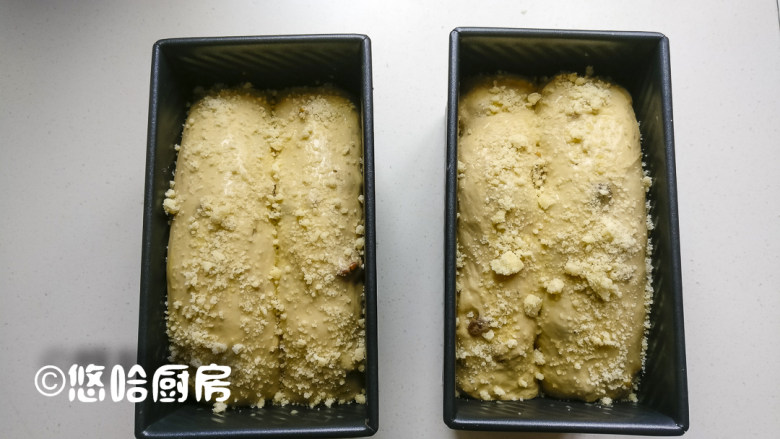 咖啡核桃吐司,
发酵至模具七分满,面团表面刷全蛋液,撒一点香酥粒,没有香酥粒可以不放。