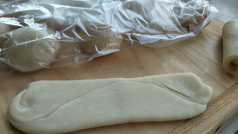 香酥红豆饼(老婆饼),取第一个压扁,擀开
