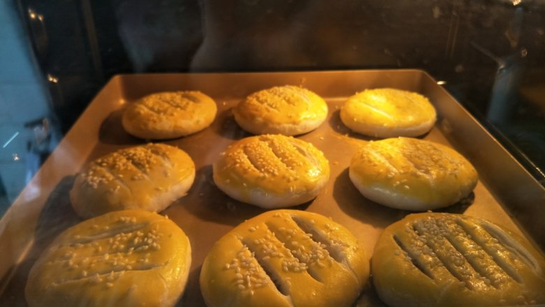 香酥红豆饼(老婆饼),烤箱提前预热180度28分钟。