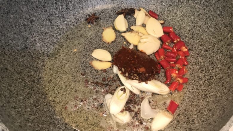 烧公鸡煲,热锅冷油,把调料都下进去翻炒出香味