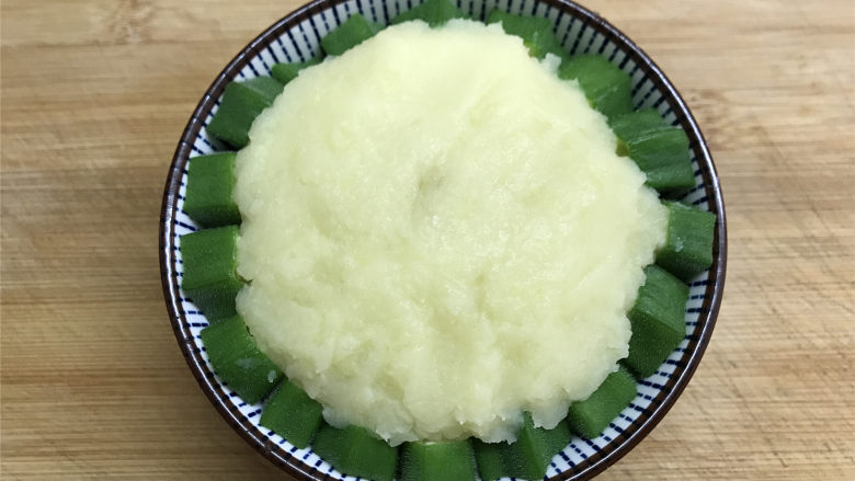 秋葵土豆泥,再把拌好的土豆泥放入半球形的秋葵碗中,压实。