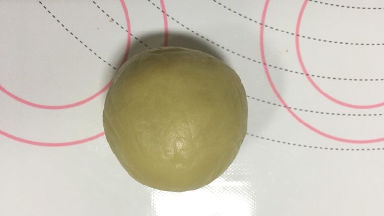 桃山皮麻薯拉丝月饼,用虎口慢慢往上收口,捏紧,稍微搓成椭圆形