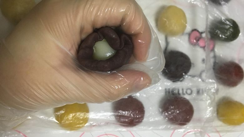 桃山皮麻薯拉丝月饼,用虎口慢慢往上收口,捏紧滚圆
