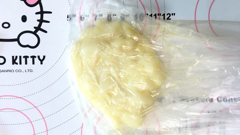桃山皮麻薯拉丝月饼,倒入保鲜袋中用手慢慢碾压搓揉,让黄油充分吸收