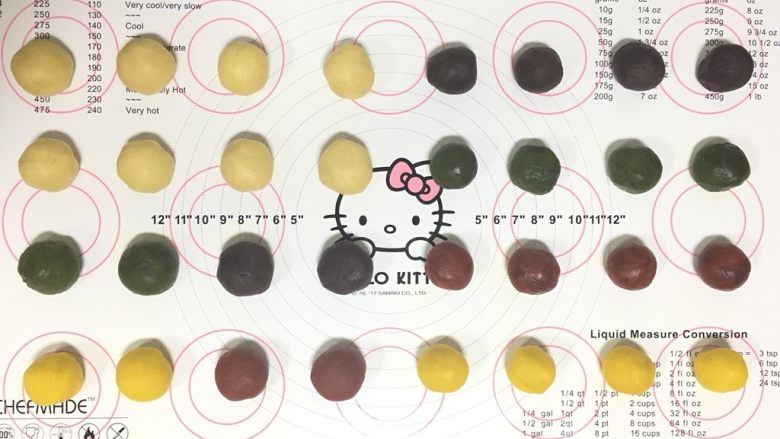 桃山皮麻薯拉丝月饼,分重(各16个):桃山皮 25g/个,内馅 20g/个,麻薯馅 5g/个,分别揉成团备用