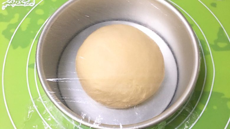 老式咸面包,放入模具,盖上保鲜膜。