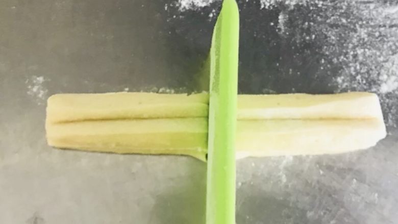 香酥小油条,把10厘米的面挤一分为二 切成小油条,这样方便炸 熟的快