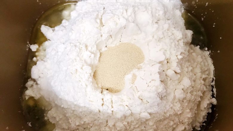 十味 香葱火腿咸蛋黄面包,再加入高低筋面粉,两个对角分别放上盐和<a style='color:red;display:inline-block;' href='/shicai/ 3729'>白糖</a>
中间粉堆里埋上干酵母
