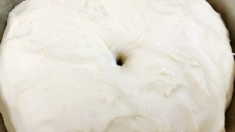 沙拉肉松面包,用手指沾干面粉插入不回缩不塌陷,一发完成