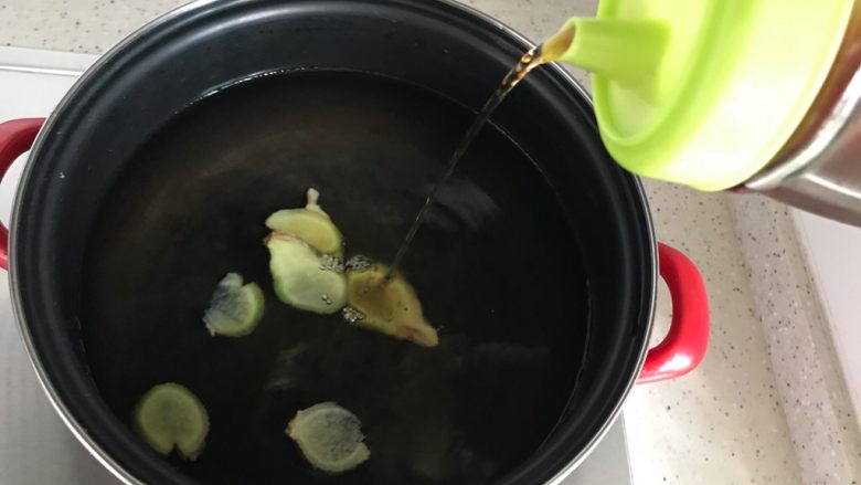 白灼大海虾配芥末生抽,放入姜片,加适量料酒