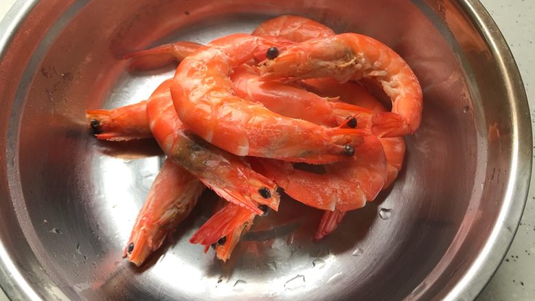 白灼大海虾配芥末生抽,煮好,捞出