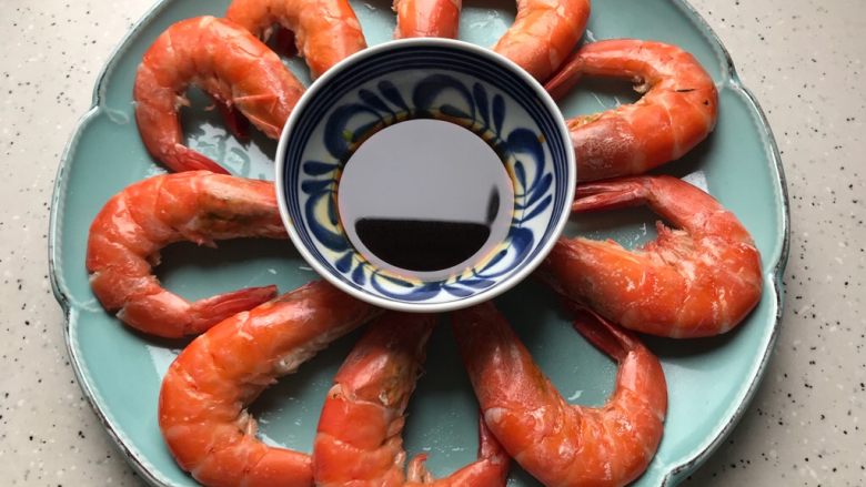 白灼大海虾配芥末生抽,放在盘子中间,即可