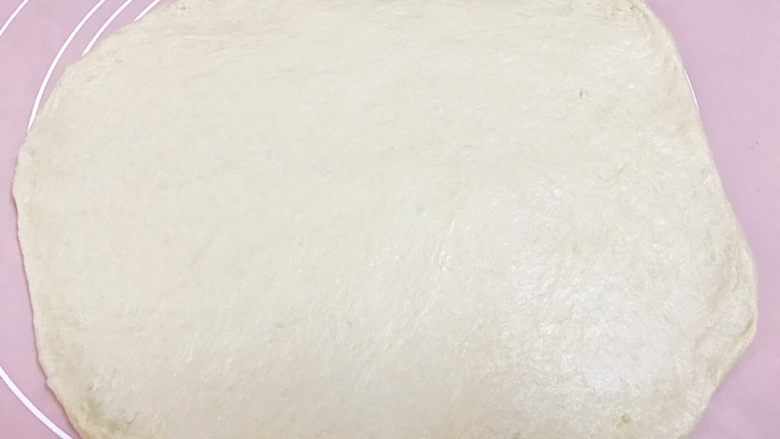 沙拉肉松面包,取出面团排气后擀成长方形