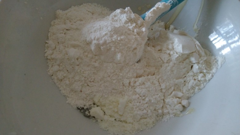 广式五仁月饼,饼皮所有液体材料放入碗中,搅拌均匀,筛入所有粉类,翻拌均匀,团成团,盖上保鲜膜,常温醒面120分钟。