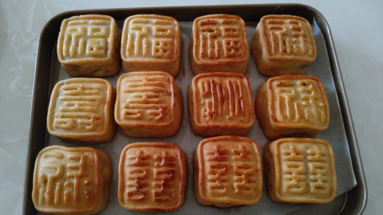 广式五仁月饼,烤箱190度预热5分钟,190度烤5分钟定型,取出刷上蛋液,再175度烤15分钟,最后5分钟注意观察上色情况。