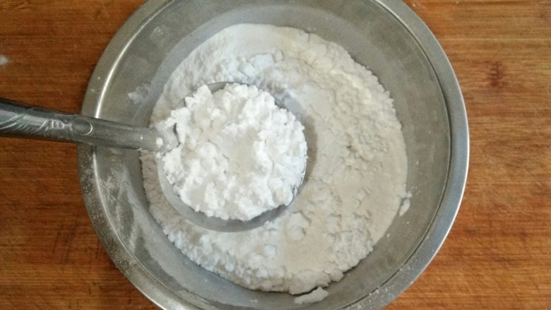 冰皮月饼:糟糕!是心动的感觉,在糯米粉中加入澄粉。