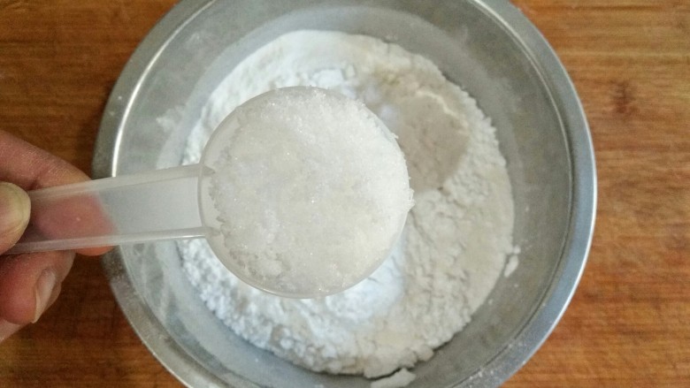 冰皮月饼:糟糕!是心动的感觉,加入白糖。