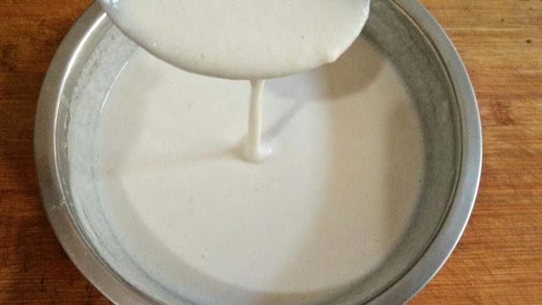 冰皮月饼:糟糕!是心动的感觉,搅拌均匀至粉糊顺滑无颗粒状,将粉糊舀起,下落时纹路不会瞬间消失为宜。