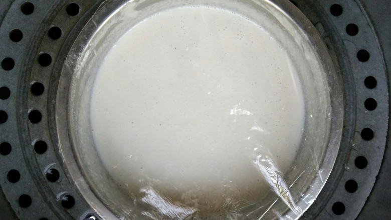 冰皮月饼:糟糕!是心动的感觉,将搅拌好的粉糊盖保鲜膜上锅隔水大火蒸25―30分钟左右(一定要蒸透蒸熟)
