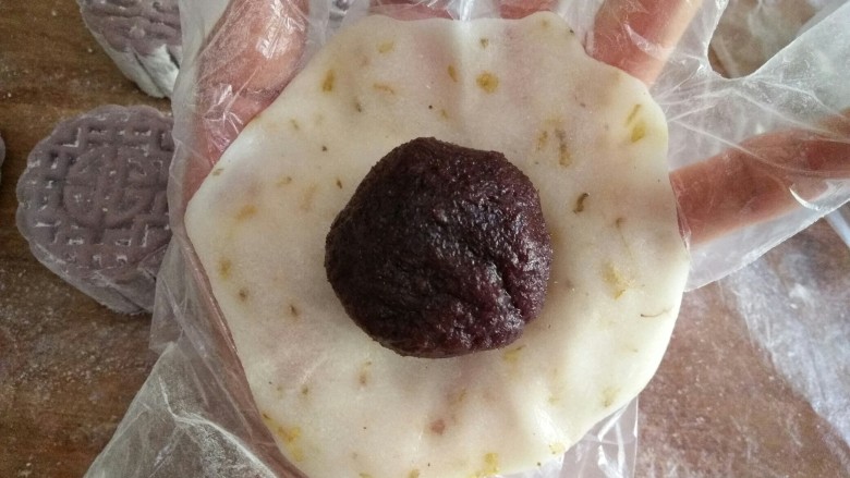 冰皮月饼:糟糕!是心动的感觉,填上红豆沙馅,用虎口收口包起。