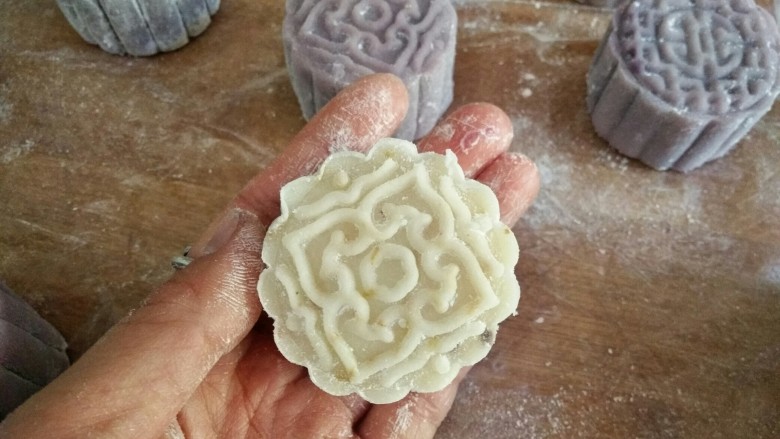 冰皮月饼:糟糕!是心动的感觉,粘适量手粉,放入模具,压好脱出。