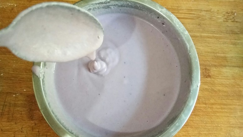 冰皮月饼:糟糕!是心动的感觉,搅拌均匀至粉糊顺滑无颗粒状,将粉糊舀起,下落时纹路不会瞬间消失为宜。