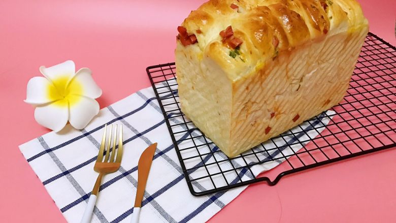 十味 香葱火腿咸蛋黄面包,烘烤的时候满屋飘香