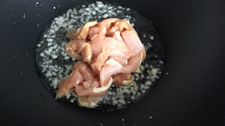 木耳肉片西蓝花,下猪肉片,转中大火