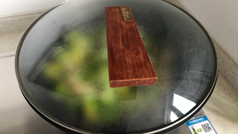 木耳肉片西蓝花,大火烧开之后盖上锅盖,转小火煮两分钟