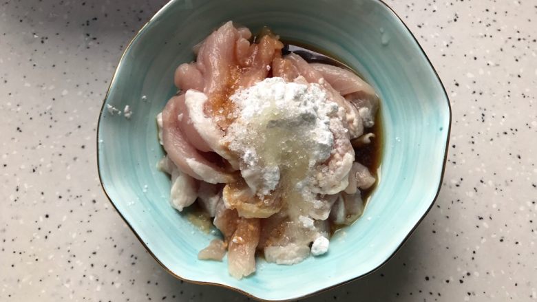 木耳肉片西蓝花,<a style='color:red;display:inline-block;' href='/shicai/ 414'>猪肉</a>切片,加少许料酒,少许生抽,少许细砂糖,少许淀粉,几滴食用油