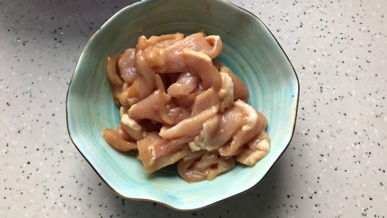 木耳肉片西蓝花,抓均匀,腌制,备用
