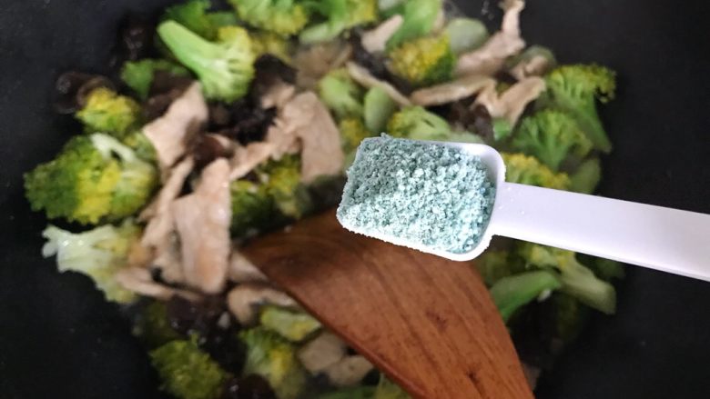 木耳肉片西蓝花,加一小勺蔬之鲜(鸡精),翻炒均匀,即可