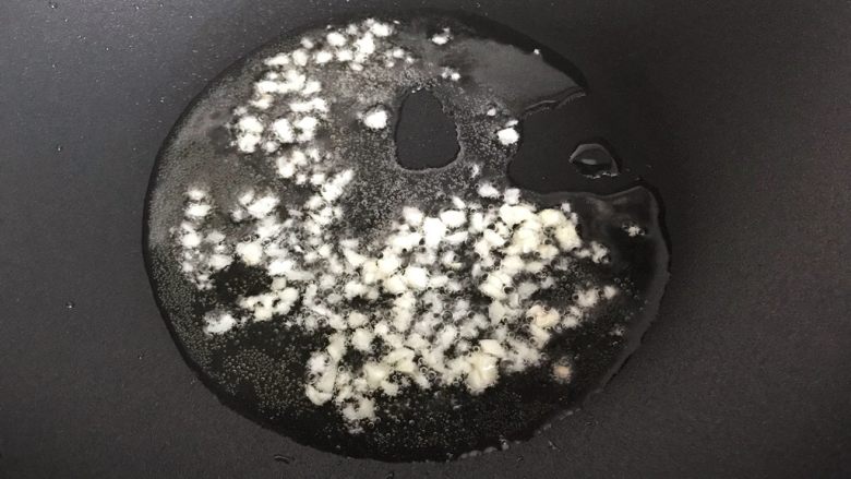 木耳肉片西蓝花,下大蒜末,小火煸香